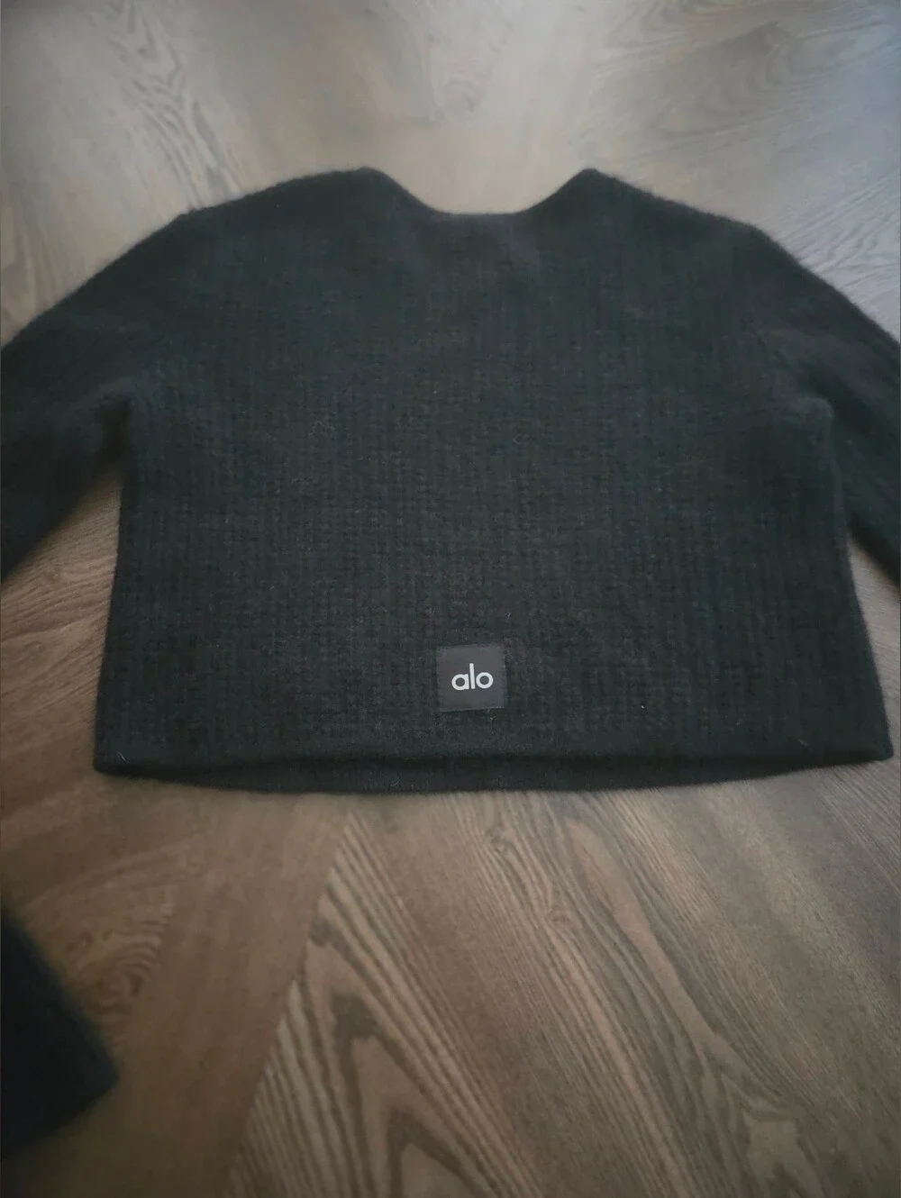Alo Yoga Cashmere Plush Waffle Cropped Long Sleeve Sweater in Black  sz XS